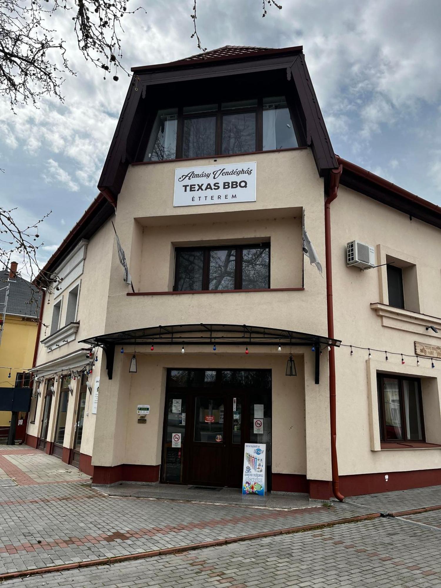 Hotel Almásy Vendégház Torokszentmiklos Esterno foto